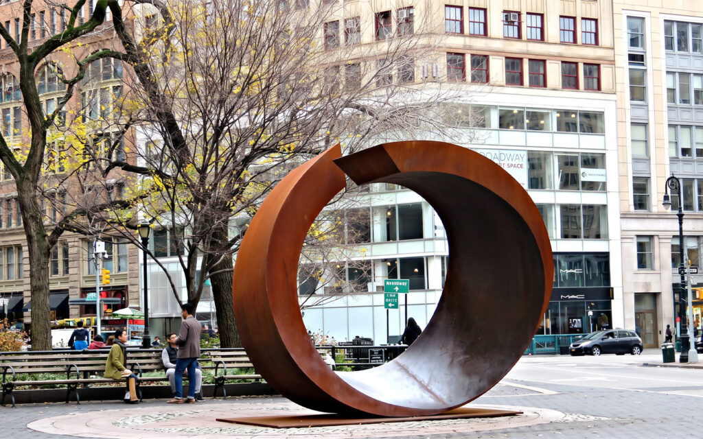 Solutions acier Corten en Espagne avec sculpture monumentale pour espace public